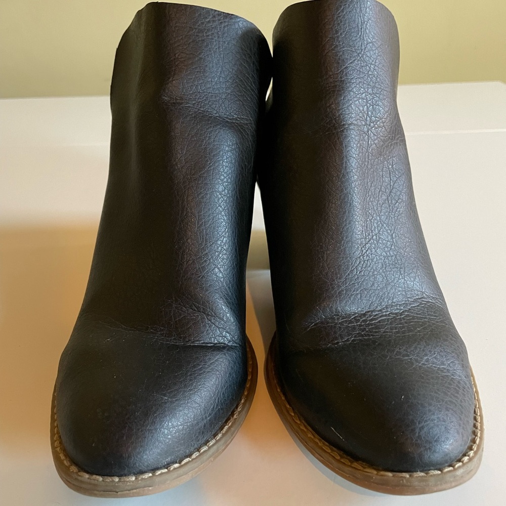 Universal Thread Black Leather Ankle Boots